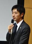 講演する福本弁護士